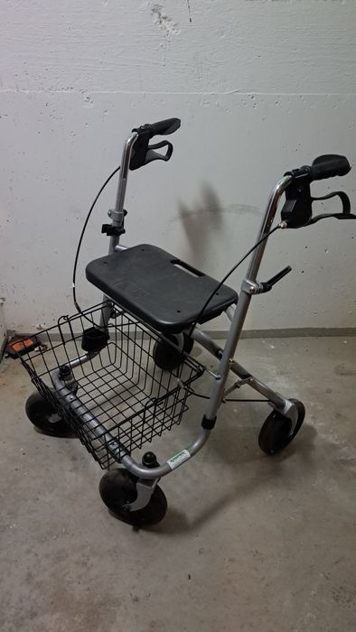 Balkonik z koszykiem, i siedziskiem dla osób starszych.