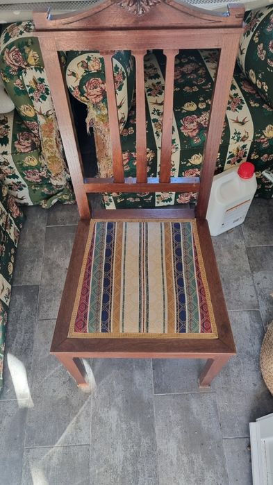 Cadeiras almofadadas em madeira maciça