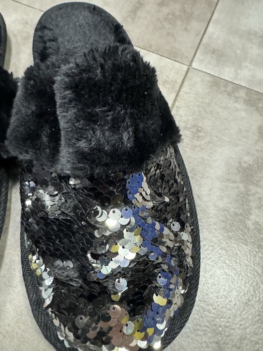 Kapcie z puszkiem i cekinami