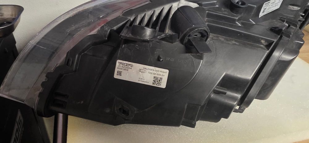 Farol/Óptica Volvo V40 D2 lado direito em bom estado