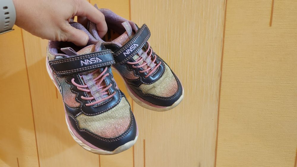 Кросівки для дівчинки світятся