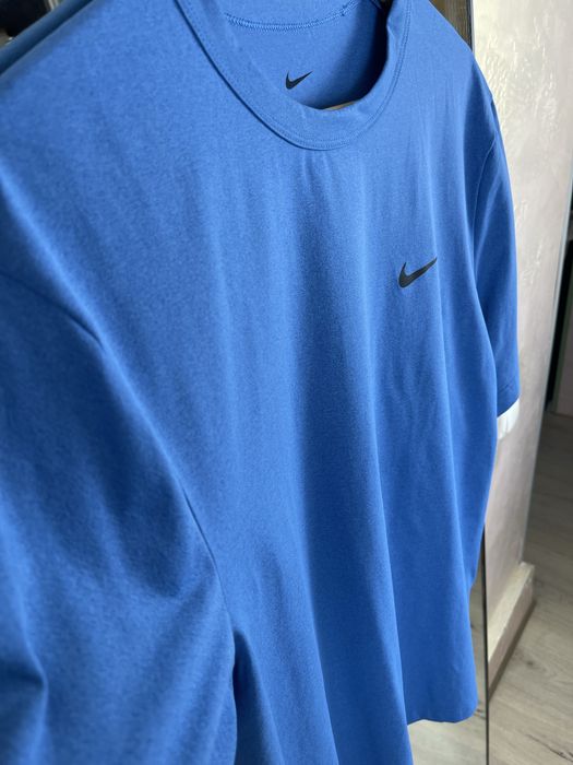 Блакитна футболка Nike Swoosh — мінімалізм та преміальна якість