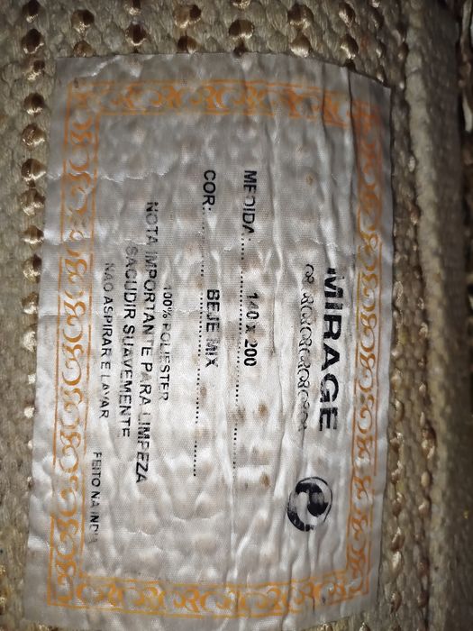 Carpete beje,  com 140 por 200