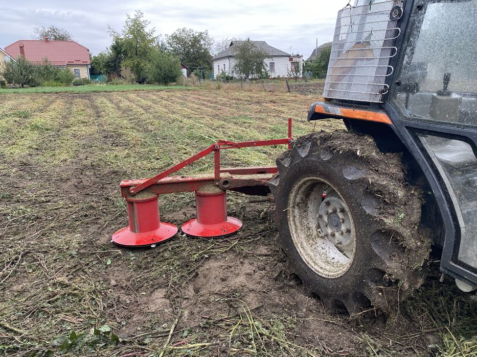 Кошу бурян, обкіс полів садків кукурудзи люцерни