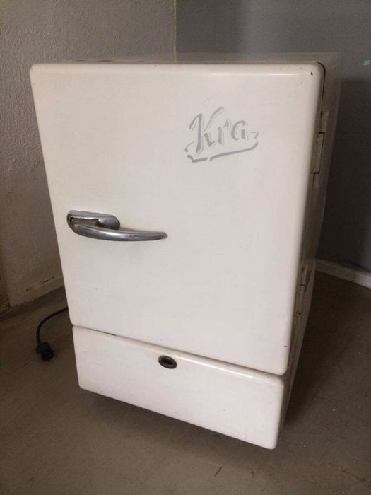 Stara retro vintage lodówka KRA