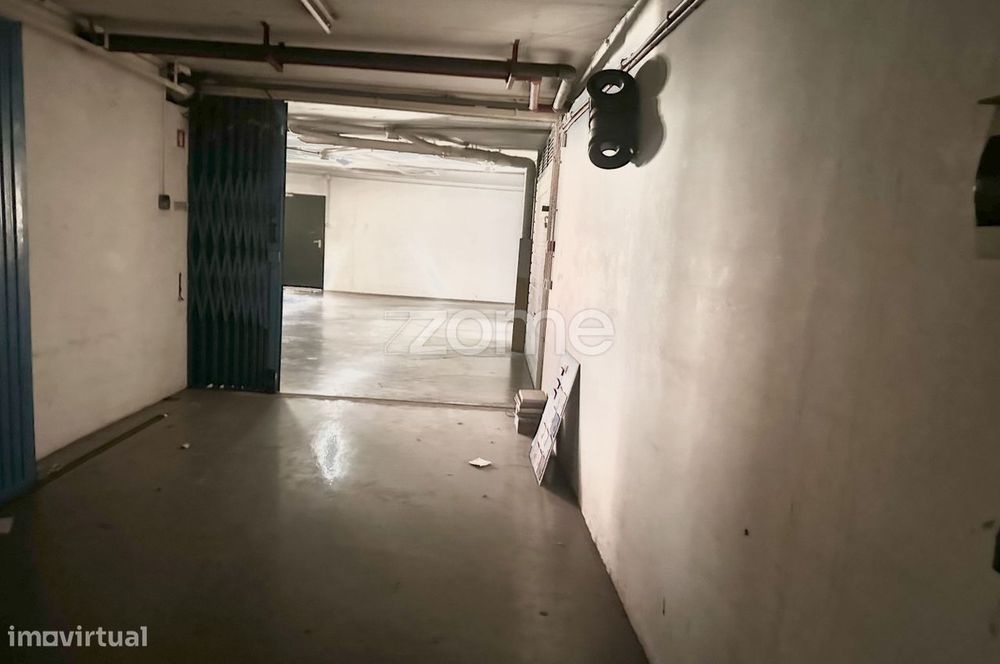 Loja, armazém|arrecadação e 2 estacionamentos