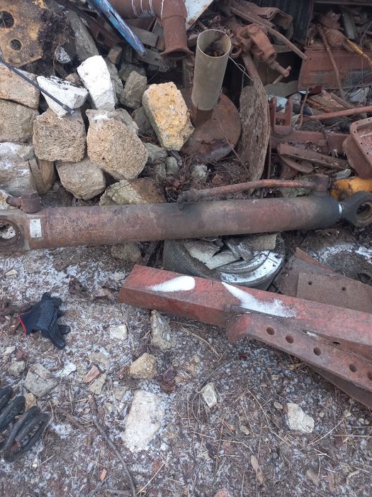 Гідроциліндр великій.