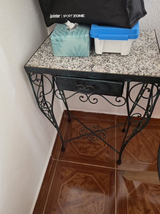Cama de ferro com mesas de cabeceiras 140x200