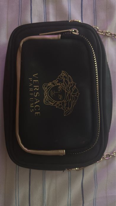 Bolsa Versace Parfums Preta com Corrente Dourada