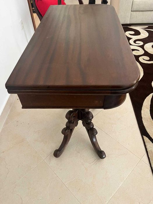 Mesa de jogo em madeira