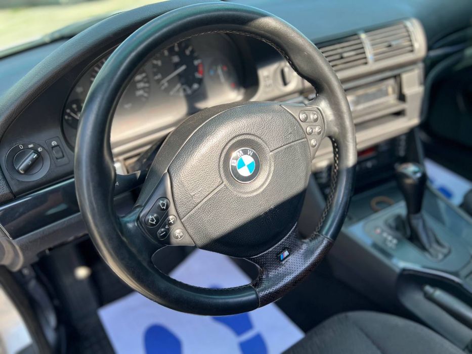 Продам BMW  523I