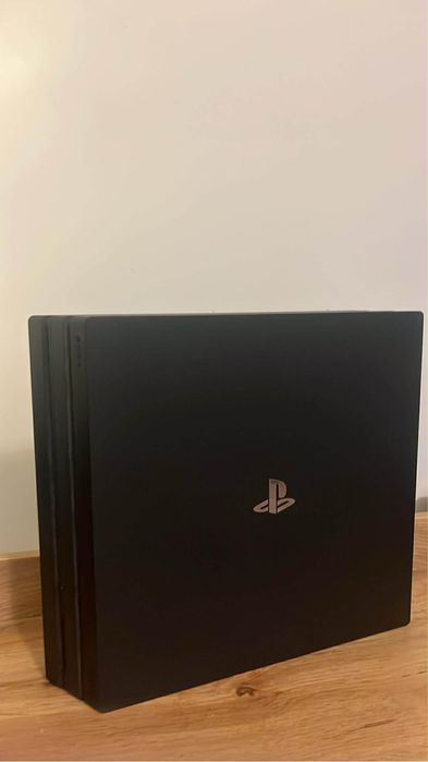 PlayStation 4 Pro + 1 pad + gry