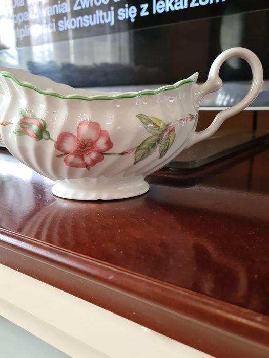 Porcelanowa sosjerka,  kwiat wiśni