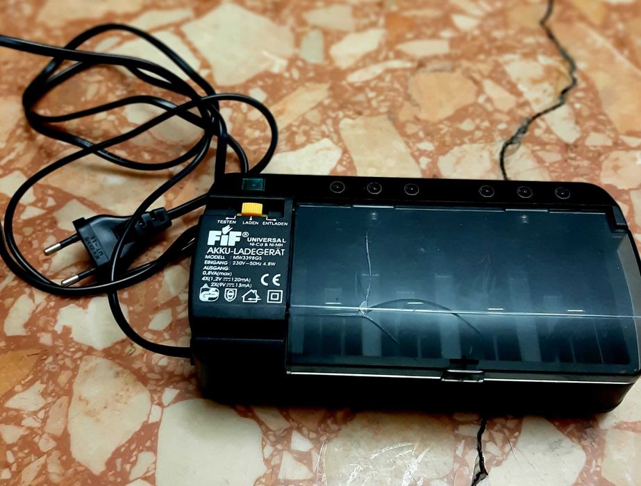 Зарядное устройство фирмы FiF (Германия).