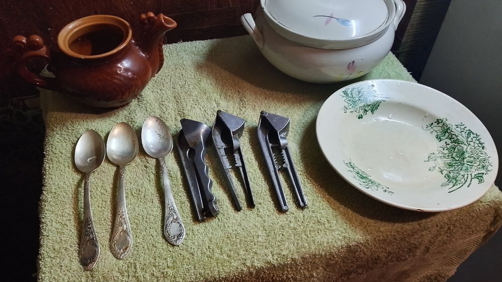 ложки ,часнико давки ,посуд горщик, глечик