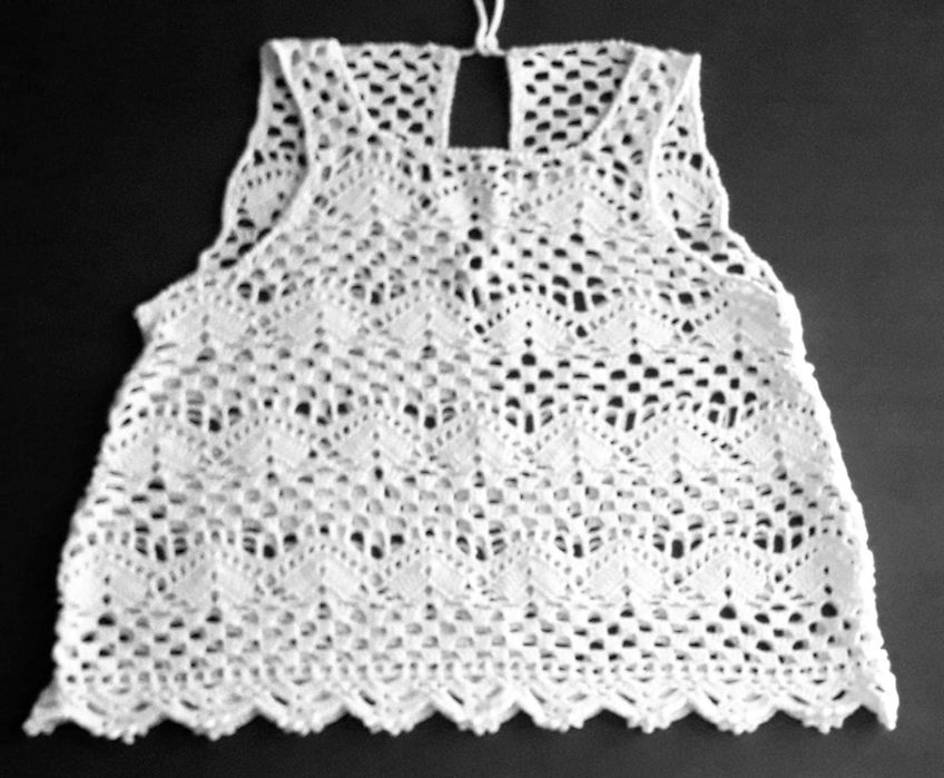 Blusa em crochê em ponto aberto.