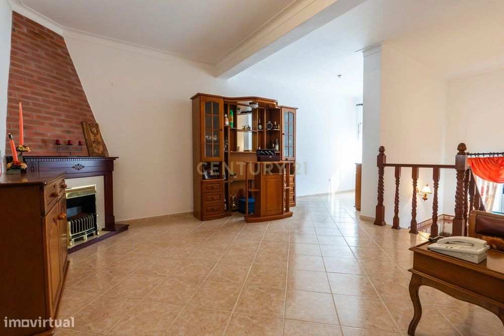 Moradia T4 Mobilada e Equipada com Garagem e Anexo no Bairro do Altinh