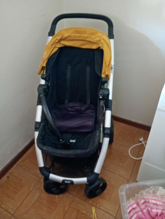 Carrinho de bebê e alcofa
