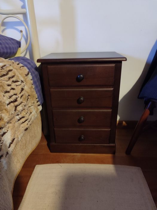 Conjunto de 2 mesas de cabeceira+ Cómoda com gavetas de madeira