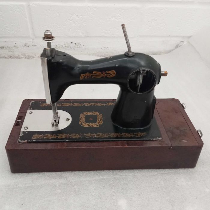 Детская швейная машинка СССР ( на запчасти) .