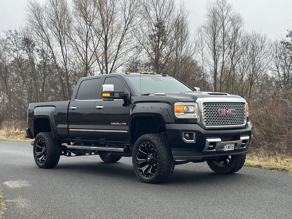 GMC Sierra 2500 6.6 V8 Duramax Diesel Denali - RAM F150 Silverado