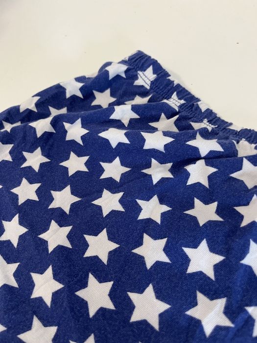 Calções azuis com estrelas