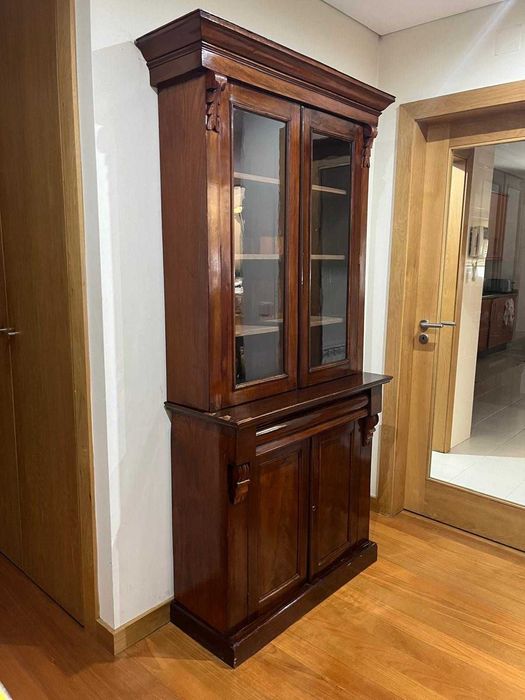 Estante antiga em madeira