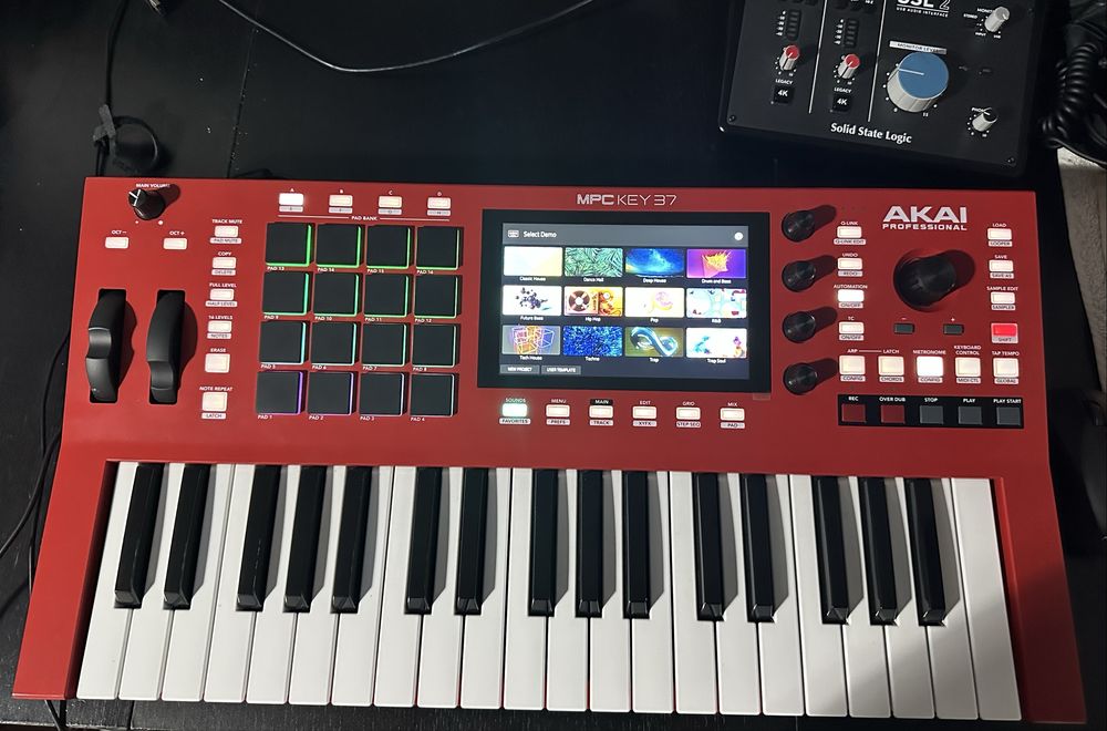 AKAI MPC KEY 37 quase nova