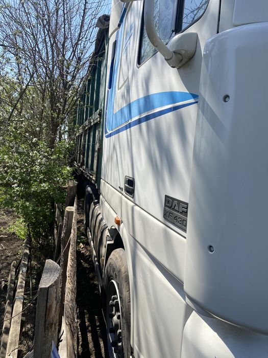 Тягач з напівпричепом зерновозом