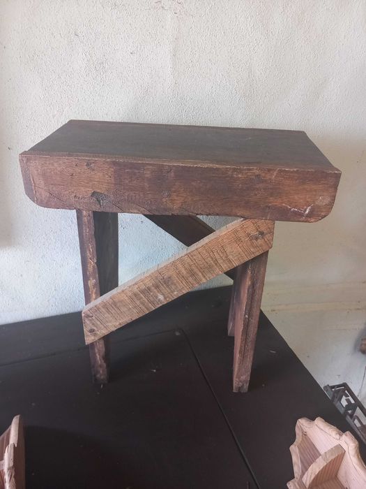 Banco de madeira antigo, conhecido em regiões como banco de ordenha ou banqueta de carpinteiro/ateliê.