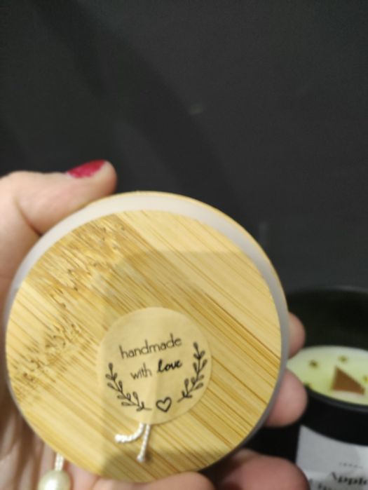 Vela aromática em recipiente cerâmico preto com tampa