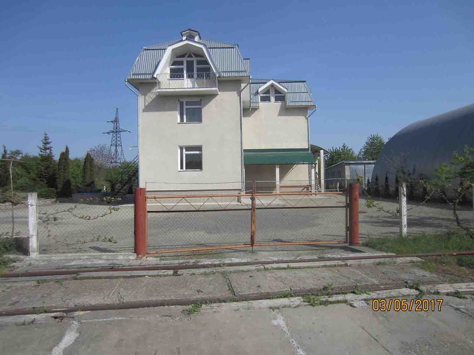 Продам триповерхову будівлю із земельною ділянкою.