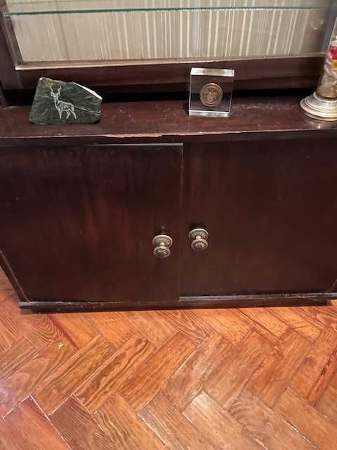 Estante/Vitrine em madeira e vidro