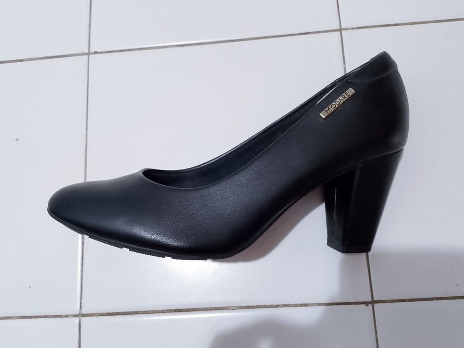 Sapatos pretos de salto alto Modare ultra conforto