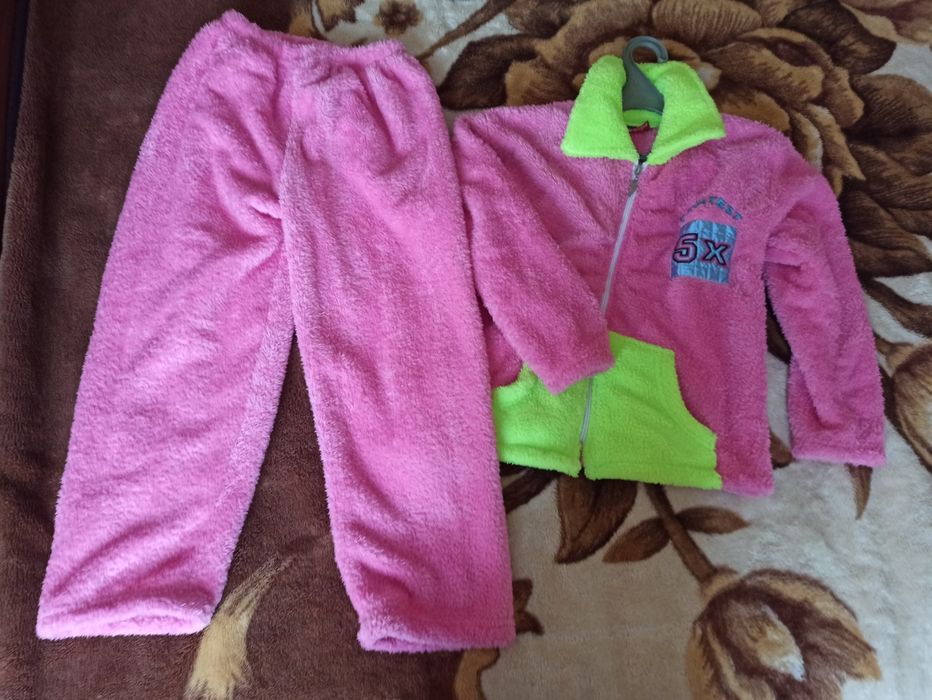 Тепленька піжамка для дівчинки 4-5-6 рочків. Нова