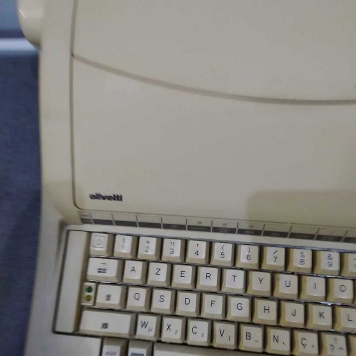 máquina de escrever elétrica, quase nova