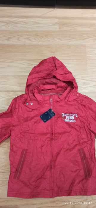 Czerwona dziecięca kurtka wiatrówka