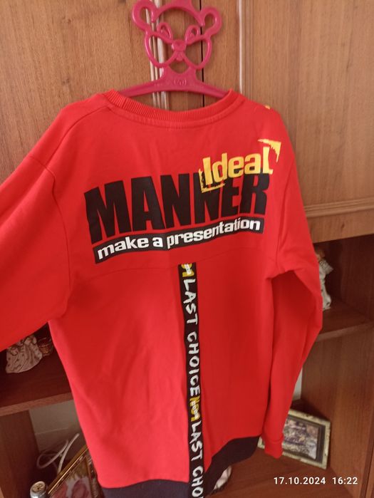 Гарна яскрава кофтинка