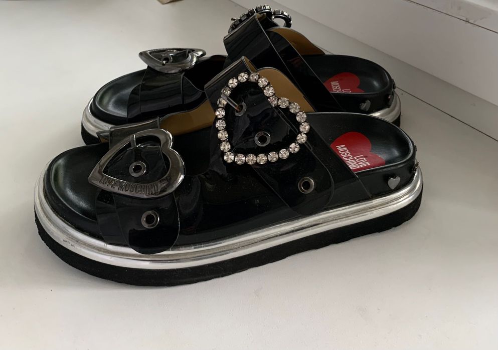 Лакові шкіряні сандалі love moschino 3000