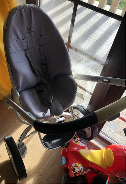 Carrinho Quinny com algumas marcas de uso