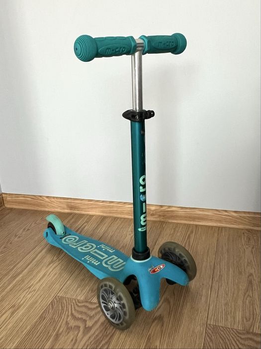 Mini Micro * trzykołowa zielona hulajnoga świecące kółka