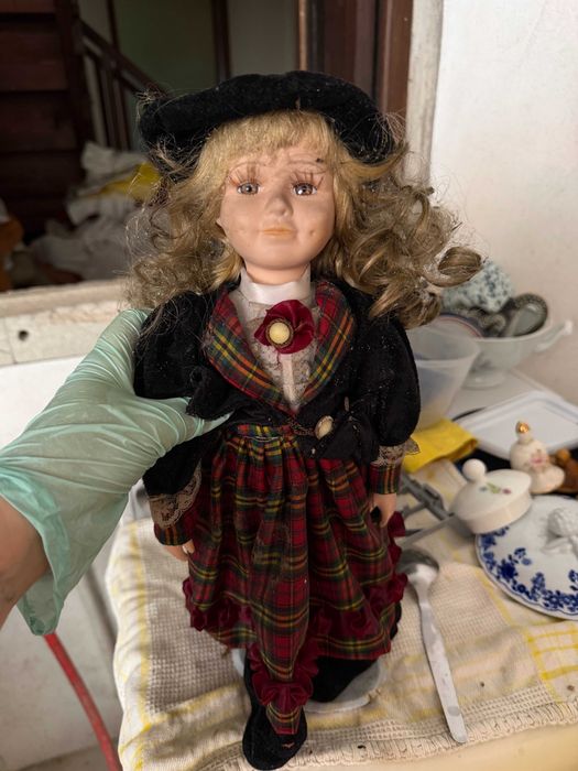 boneca antiga com roupa tons vermelho