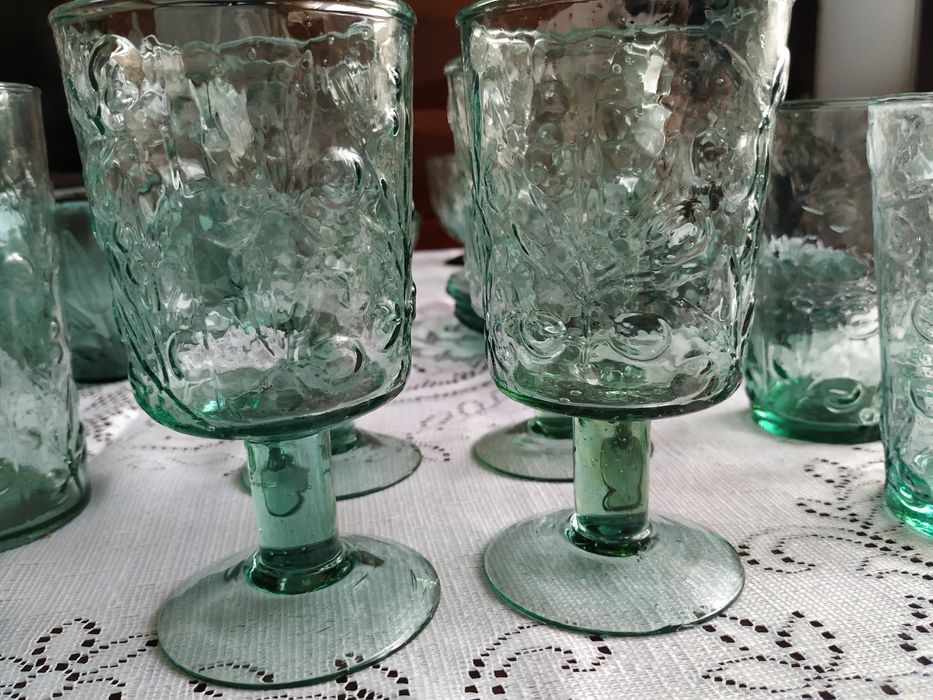 Ręcznie robiona szklana zastawa z motywem gałązek oliwnych