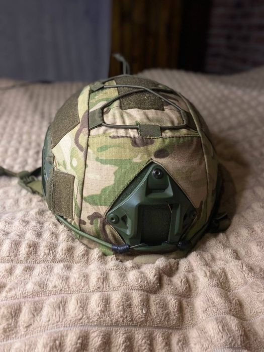 Тактичний захисний шолом у камуфляжному забарвленні Multicam.