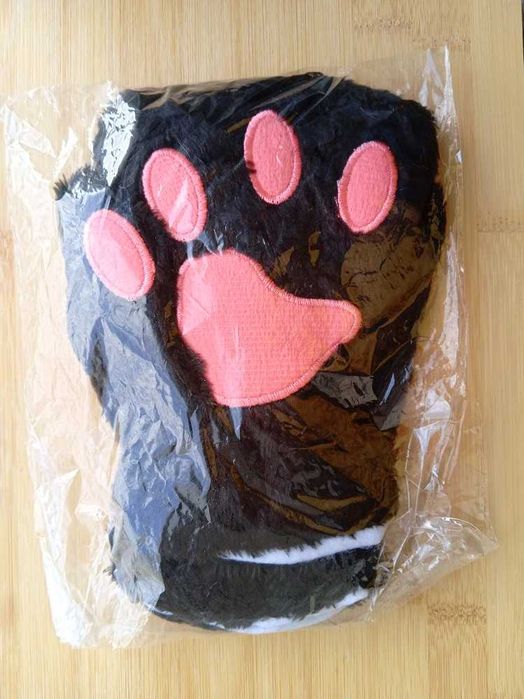 Рукавички лапки кішки. Мітенки. Котячі лапи.