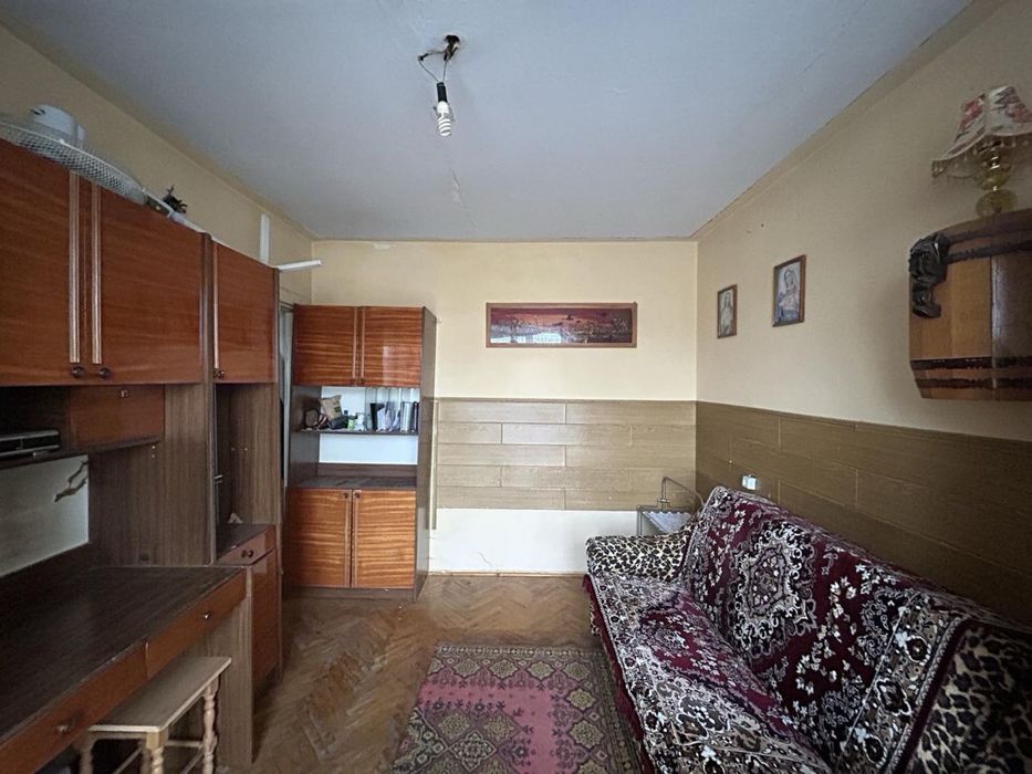 Продам 1-но кімнатну під ремонт в центрі Коломиї на Валовій