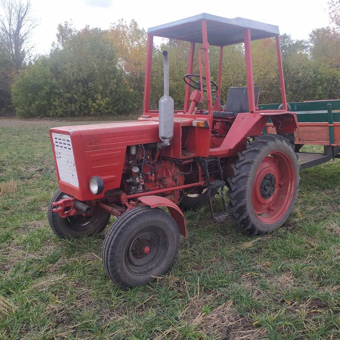 Трактор т25 з причепом та плугом.