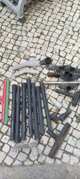 Carrinho mopa dois baldes e material para limpeza industrial