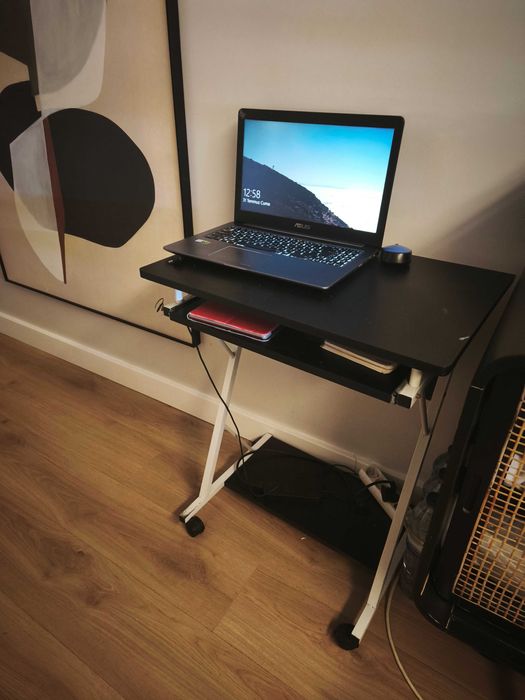 Mesa para Laptop / Secretária Compacta com Rodas – Excelente Estado