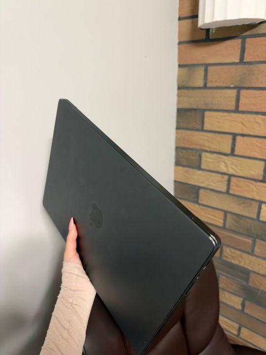 Apple MacBook Pro 16 with Apple M3 Pro, 512GB, 12 CPU / 18 GPU, 36GB RAM, Space Black 2023 (MRW23)